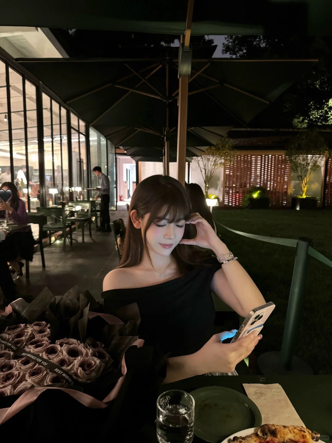 上海餐厅🍴拍照｜Solo Gaeden🖤
手机往脸上打光在暗暗的光线还挺好的