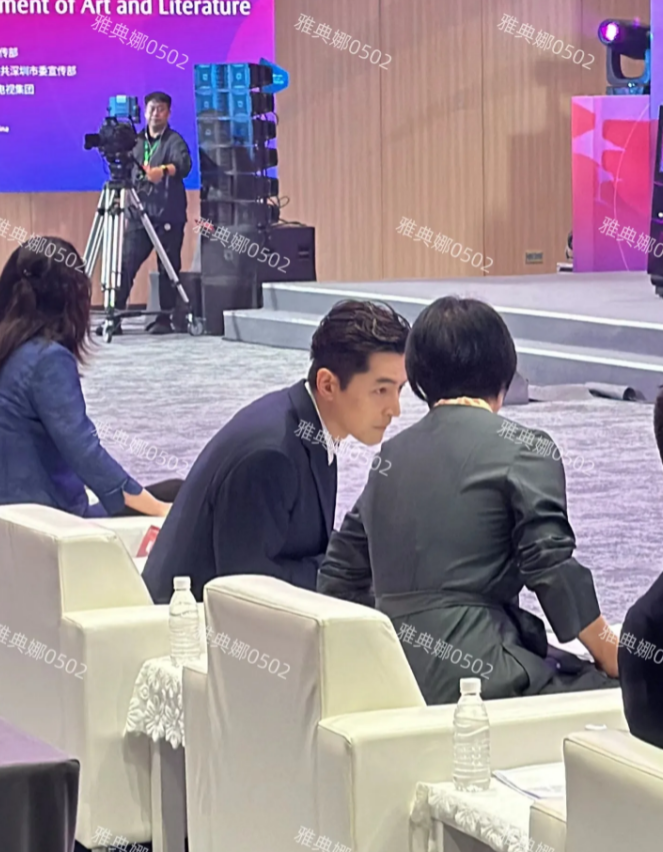没有人能见到胡歌不尖叫！
深圳文博会见到胡歌，本人比电视上还要更瘦一些，五官像雕