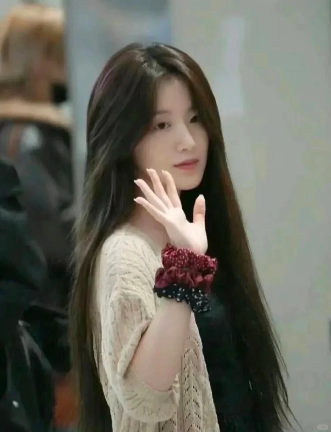 我发现长头发会更容易变漂亮
发现好多氛围感美女都是长头发！长发及腰你们都是咋留这