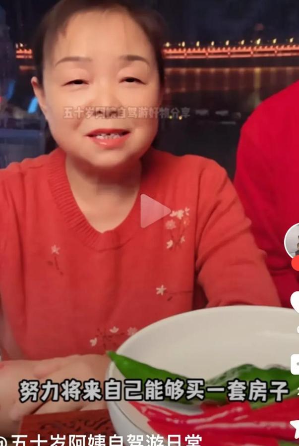 看了苏敏的收入情况，才发现做自媒体赚不了多少！
苏敏说自己买不起房子，钱挤吧挤吧