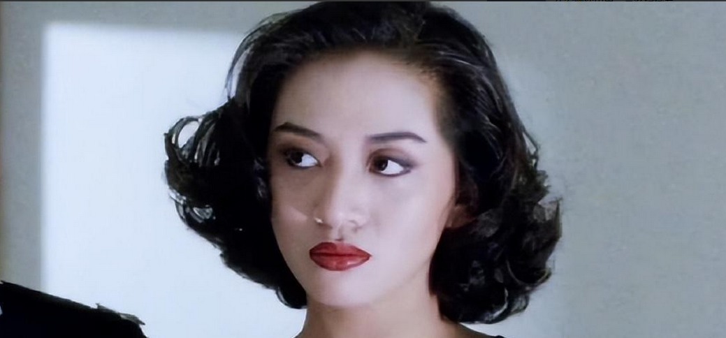 梅艳芳，香港巨星，一生坎坷。
四岁半登台唱戏，养家糊口。
妈妈重男轻女，钱全给哥