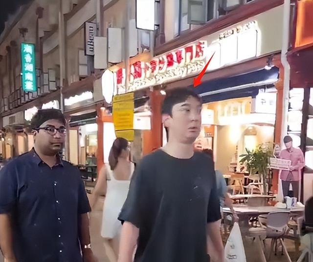 王思聪新加坡被偶遇，大肚油头还有精神小妹作陪，网友：眼光真差（王思聪新爆料）-第8张图片-九妖电影