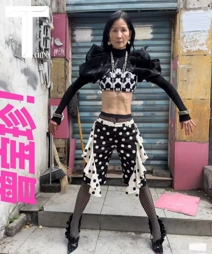 模特曾宝珍，
56岁出道，
是7个孩子的母亲，
这个体脂率，
身材比例，
如今的