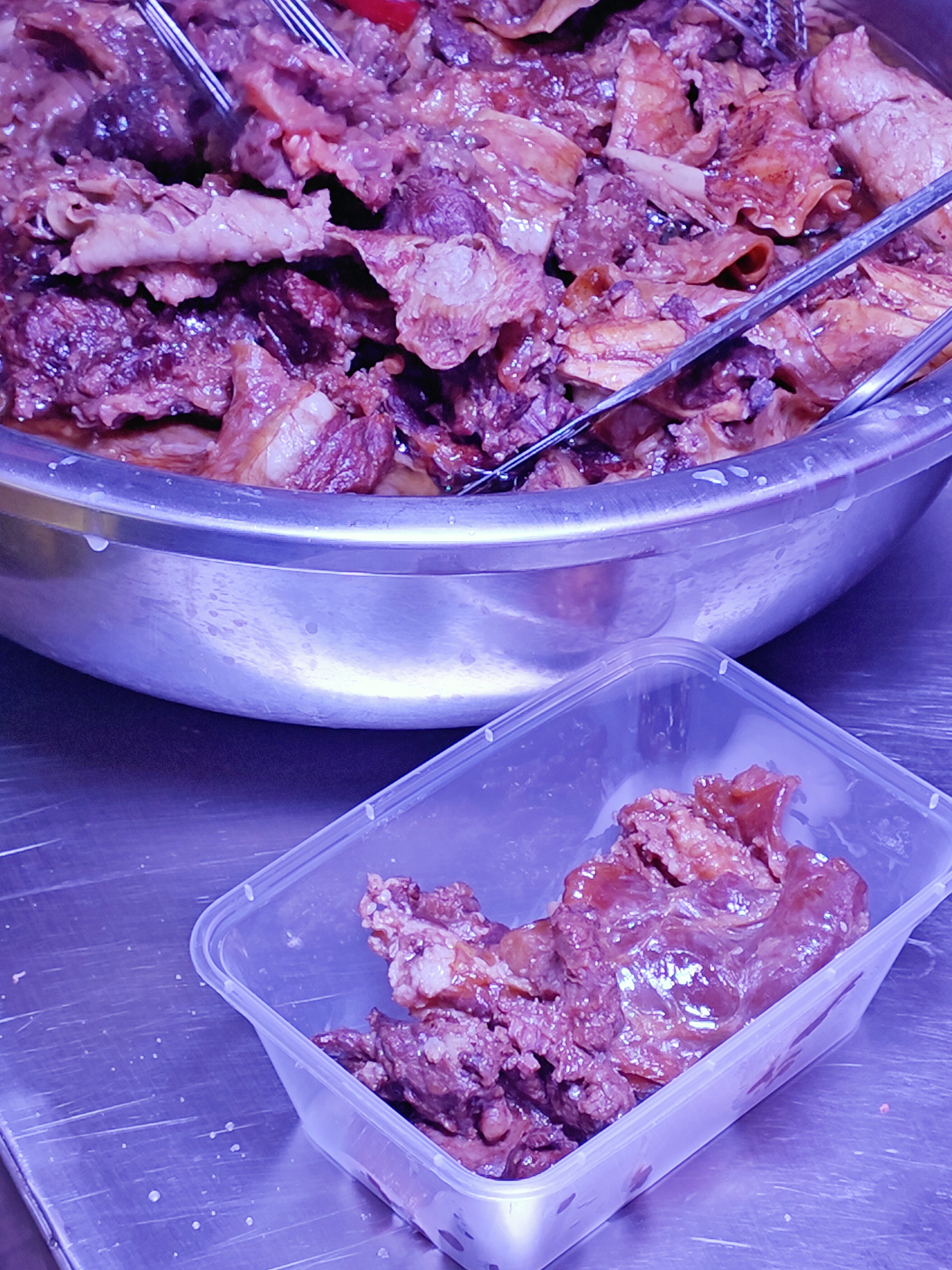 潮汕牛肉店的熟牛腩和生肉。牛腩是用昨天剩的边角料。这家生的碎牛腩要卖42，其他几
