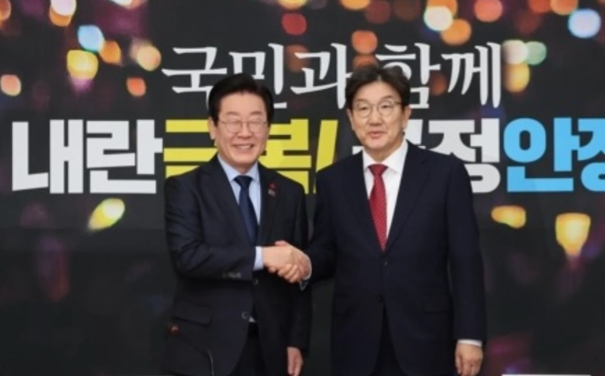 韩国朝野两党领导人握手，共商弹劾案