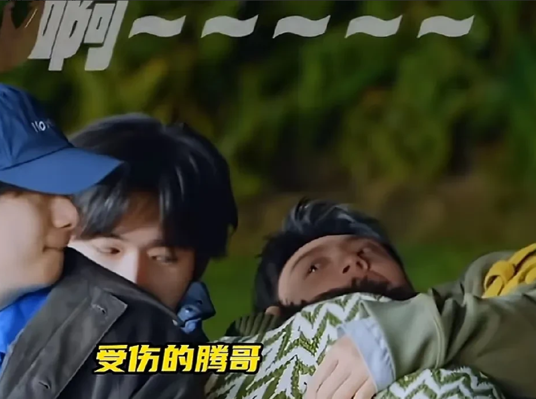 沈腾被宋亚轩一屁股撞地上后，脑袋被宋亚轩肩膀撞红了，手被宋亚轩屁股搓红了，黄景瑜