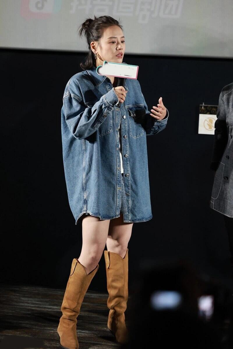 马思纯扎丸子头穿牛仔衬衫利落有型