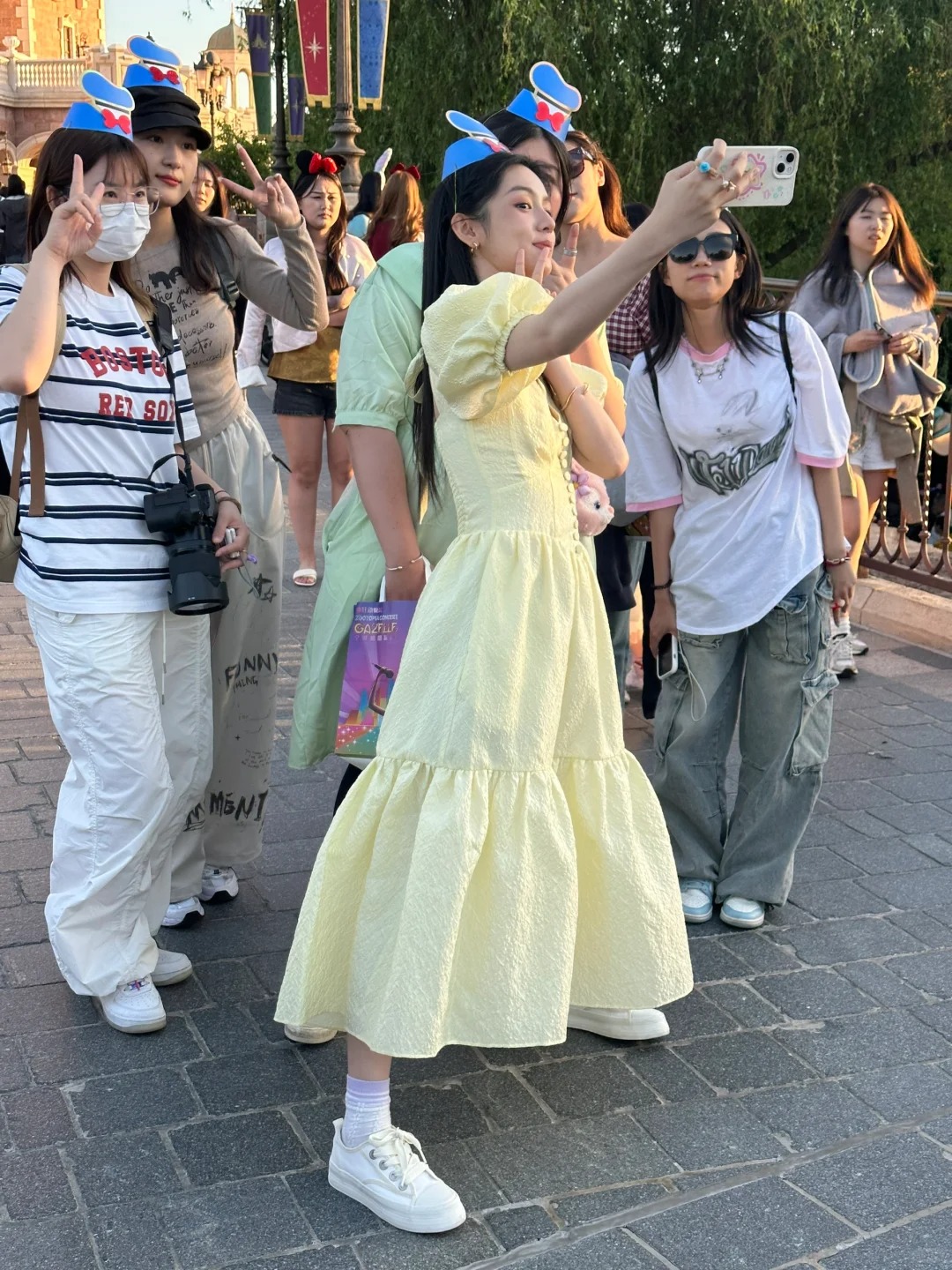 上海迪士尼偶遇周也
我运气也太好了吧！！

明星脸真的好小 而且原相机好抗打 好