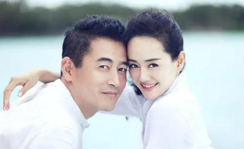 李静：你们家很温馨舒服吧？这么一魅力大叔。
王志飞：我没有那个……家。
李静：你