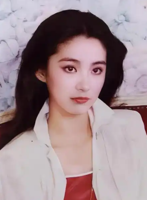 那年，已经四十岁的林青霞准备嫁给邢李源，秦汉不断求琼瑶：“您帮我劝劝她……”话还