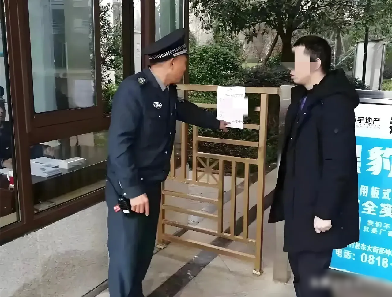 内蒙古通辽，业主开车回家，在小区门口，被保安拦住，说他车辆没有登记，不让进。业主