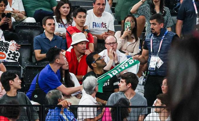 点赞！法国保安在现场还是挺认真负责的，就冲这一点，就必须点赞！这也是赛场上暖心的