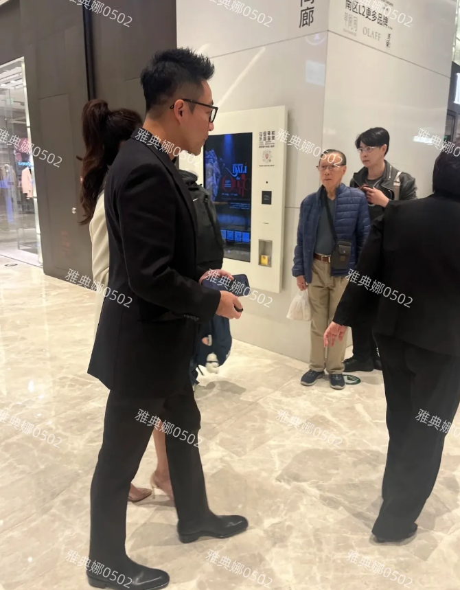 逛街偶遇汪小菲和他的二婚妻子，汪小菲本人挺帅的，瘦瘦高高大长腿衣品和气质很很好，