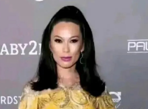 整容后的邓文迪，变的小巧玲珑，年轻又温柔了，和以前判若两人。