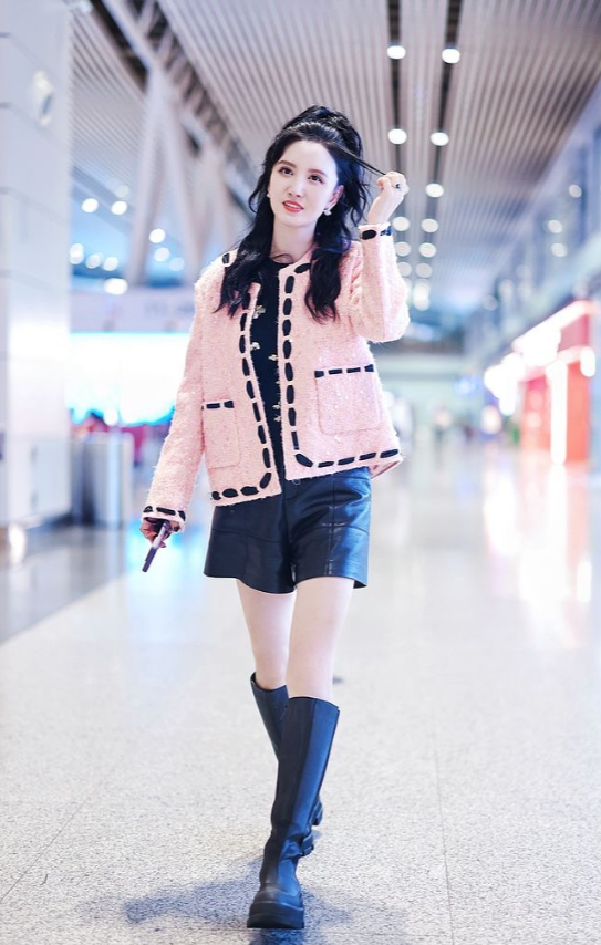 你们认识她吗？
她在娱乐圈里绝对属于一等一美女，身材有身材，要脸蛋有脸蛋，站在那