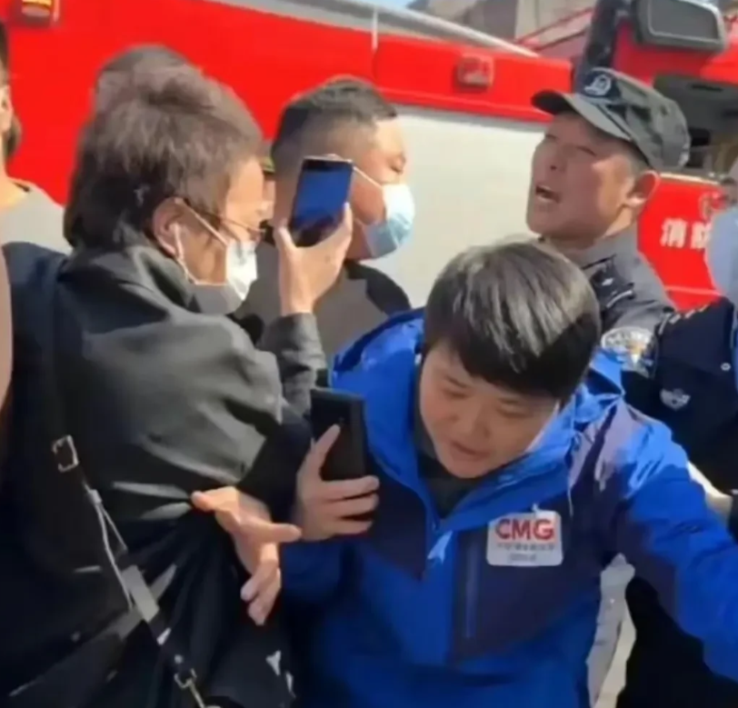 越来越大！央视记者采访受阻一事，网上吵得越来越凶。

今天早上河北廊坊市燕郊爆炸