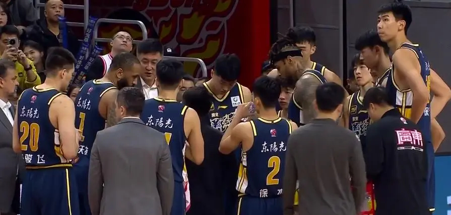 广东33分惨败上海大鲨鱼，杜锋保持乐观：打球人少，球员也不容易