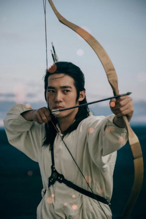 最后一集，导演在他深夜回村，步步走出暗夜，在微弱的灯光和众人眼中映现出他——剪短