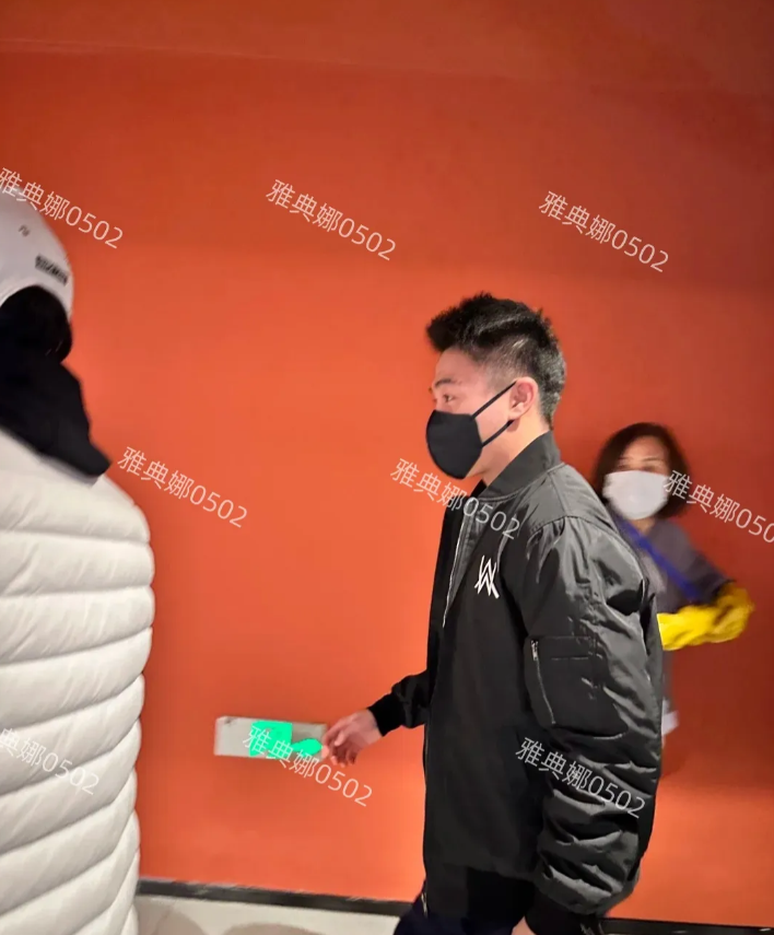 杭州看演唱会偶遇何猷君，他人真的很nice，看到有人拍他会主动比耶，一点儿没架子