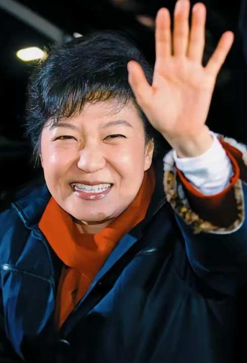 朴槿惠看到尹锡悦被捕，心里别提多美了！
尤其是他被关进了她待过的地方，要知道，这