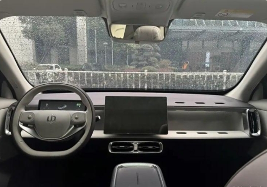 日前我们从相关渠道获取到了一组零跑B10的内饰谍照。新车是基于零跑B平台和LEA