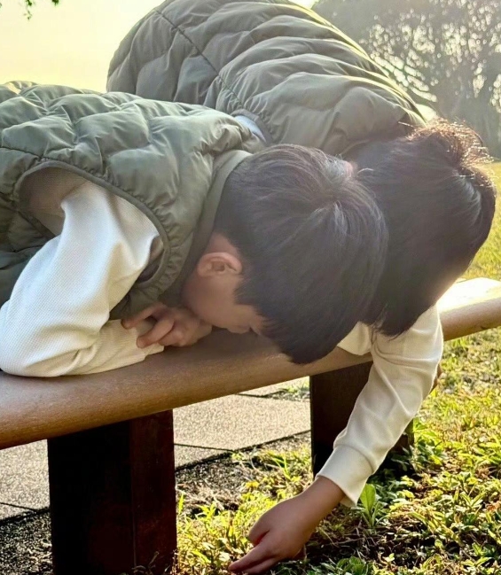 林志颖带双胞胎儿子公园骑行，生了三个儿子一个比一个帅，果然老爸长得帅，儿子都不会