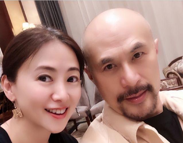 一次，徐锦江开着一辆500万的车去拍戏，周润发说：“你的车太帅了吧！”不料，徐锦
