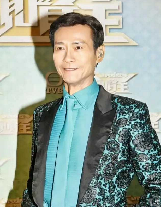 郑少秋80多岁仍保持良好形象，身姿矫健，发量丰盈，举止优雅，用“帅气”形容他毫不