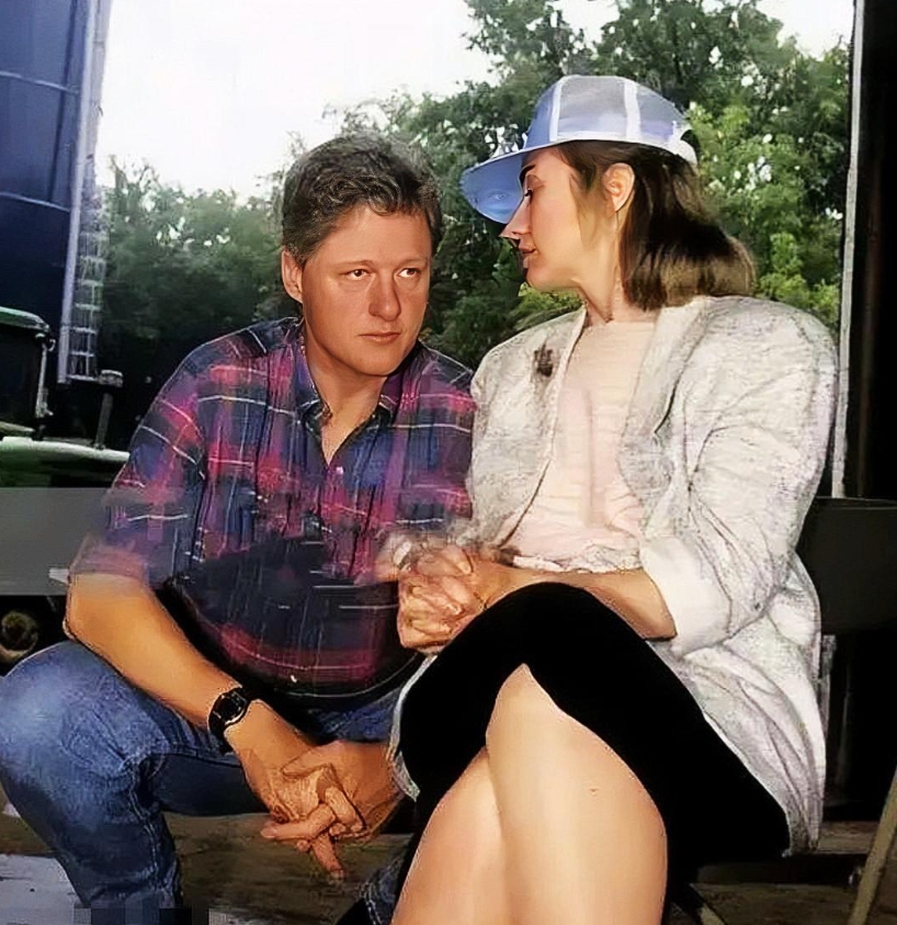 年轻时的克林顿与希拉里的珍贵留影，他在希拉里身边像个无比乖巧的孩子。