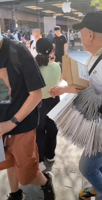 20日，苹果iPhone16开售，部分城市专卖店外排队领货的和牛子“盛况空前”…