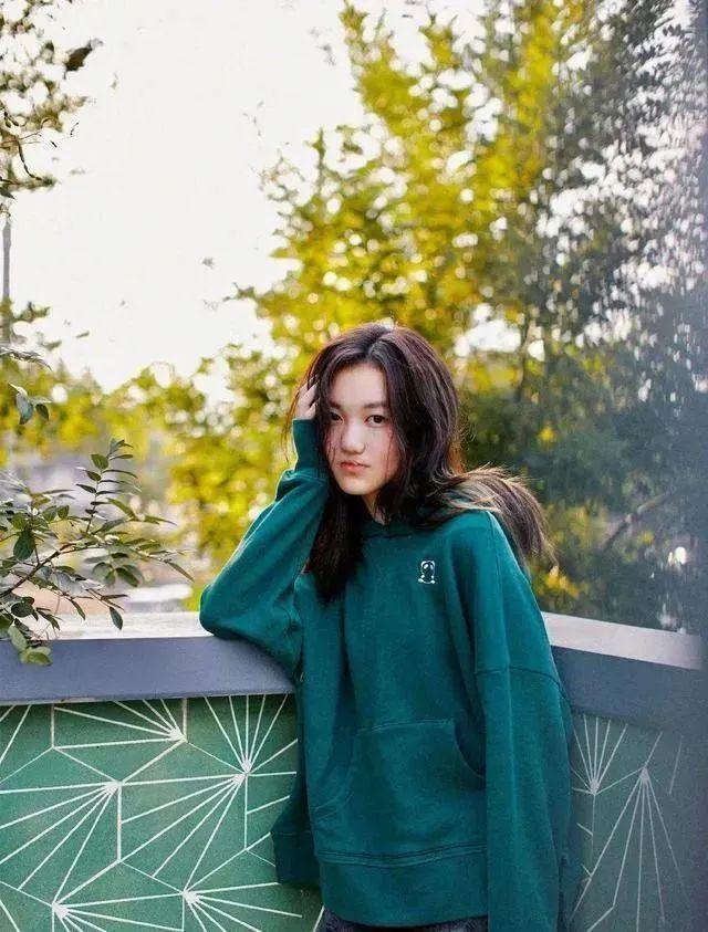 李嫣晒照酷辣，五官似父，气质如母