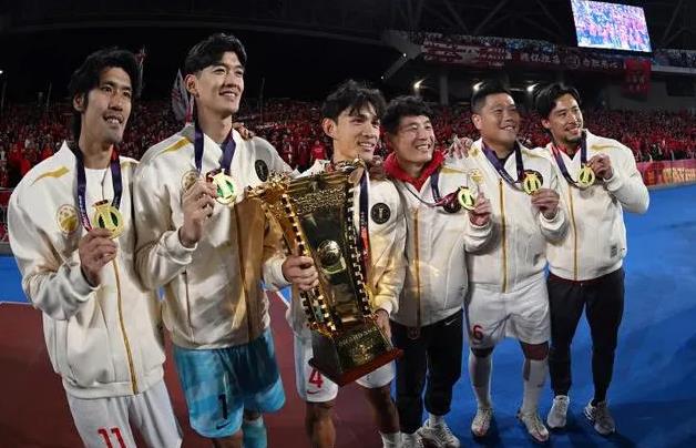 崇明六虎桃园结义，海港红军国内无敌！
武磊、颜骏凌、王燊超、吕文君、蔡慧康、张琳