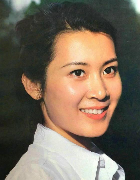 肖雄曾是惊艳影坛的实力演员，美貌与演技皆出众，丝毫不输刘晓庆。她一心扑在拍戏上，