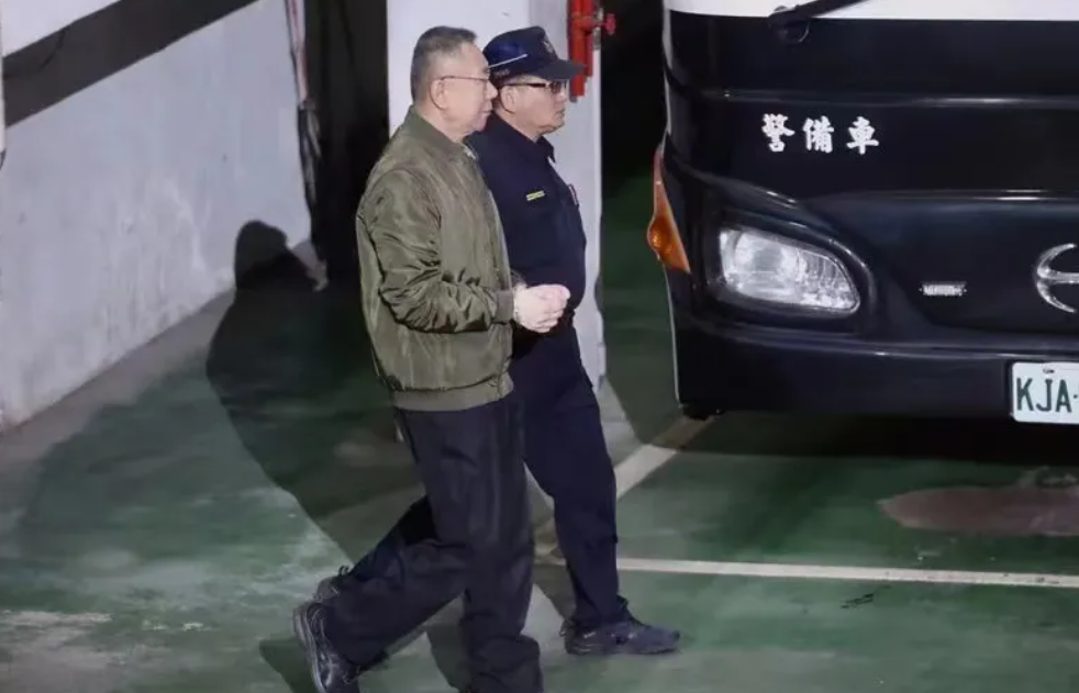 最新台北凌晨速报：柯文哲又被逮捕关押了！彻底走投无路，“深恶痛绝”，深夜坐上囚车
