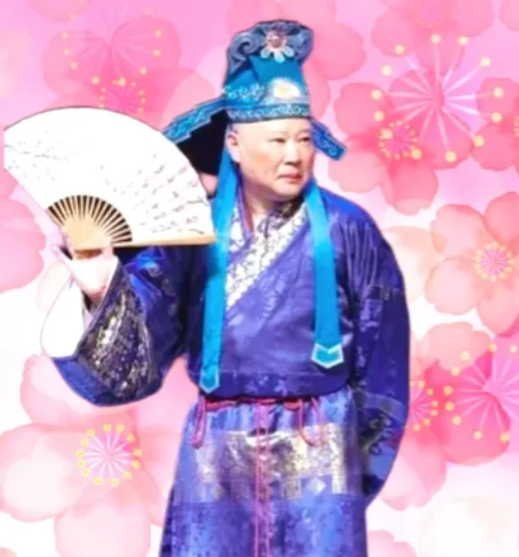 太佩服郭德纲泰斗了，德云社现已不是单一的相声团体，而是一家集京剧，鼓曲，唱歌，跳