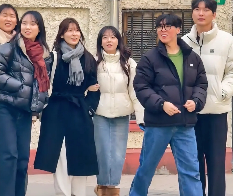 韩国人真有意思
目前韩国人分为三部分，一部分人在务安国际机场哀悼，缅怀逝者；另外