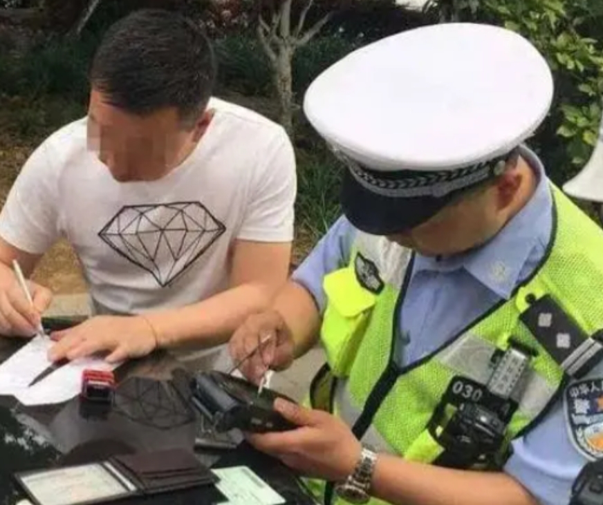 广州一司机，为救婴儿连闯3个红灯，被扣18分，婴儿家属却说：又不是我们让你闯的！