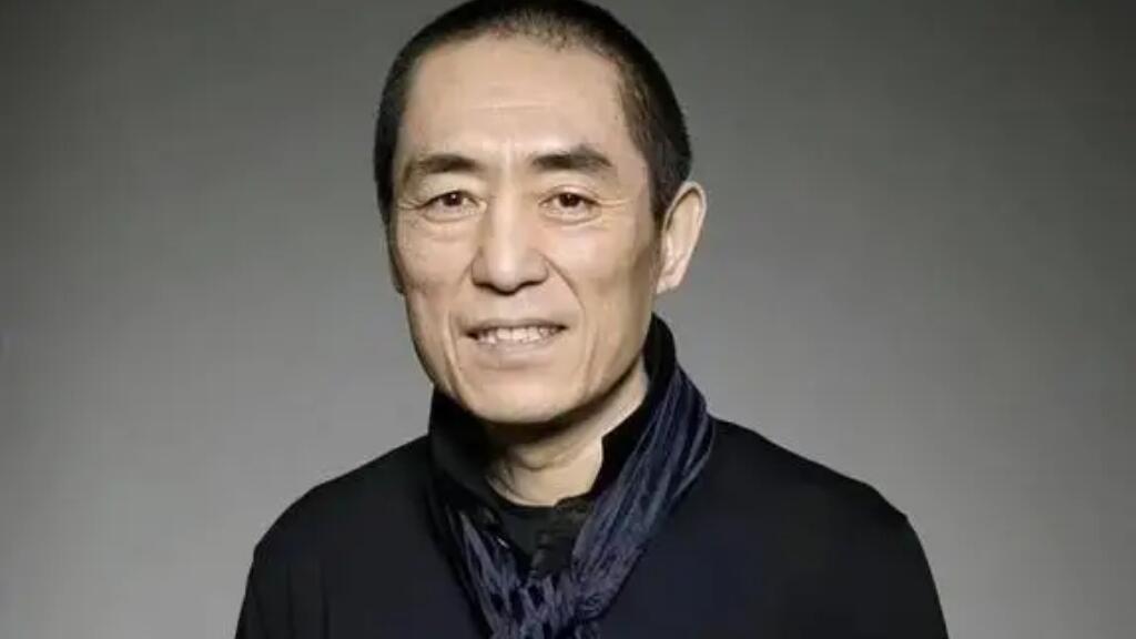 殷桃弯腰致敬张艺谋，江湖地位再显辉煌