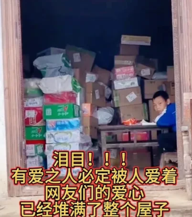 太无语了！男孩给智 障母亲带饭感动全网，如今爱心物资堆满男孩家的屋子，但保质期有