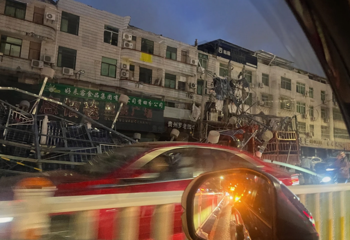 见识到康妮的厉害了
直接把楼顶的太阳能吹掉下来，砸在路线灯杆，车上面，太猛了。