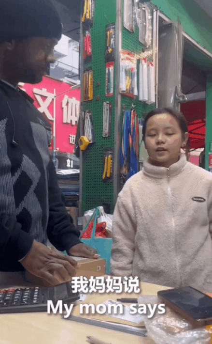 “学习的意义！” 大年初六，广东广州一家文具店里，外国顾客来询问函数计算机的事儿