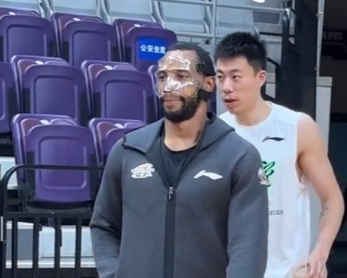弗格，那位在赛场上英勇无畏的战士，突然成了我们心中的“面具侠”。他的鼻骨骨折，使