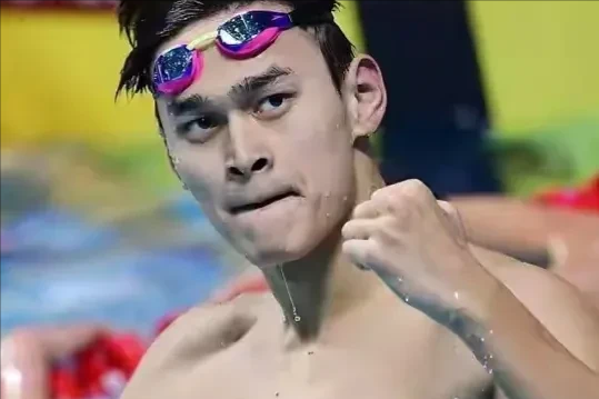 孙杨复出首秀400米自由泳，成绩3分54秒98，令人感慨万分！
1. 英雄归来，
