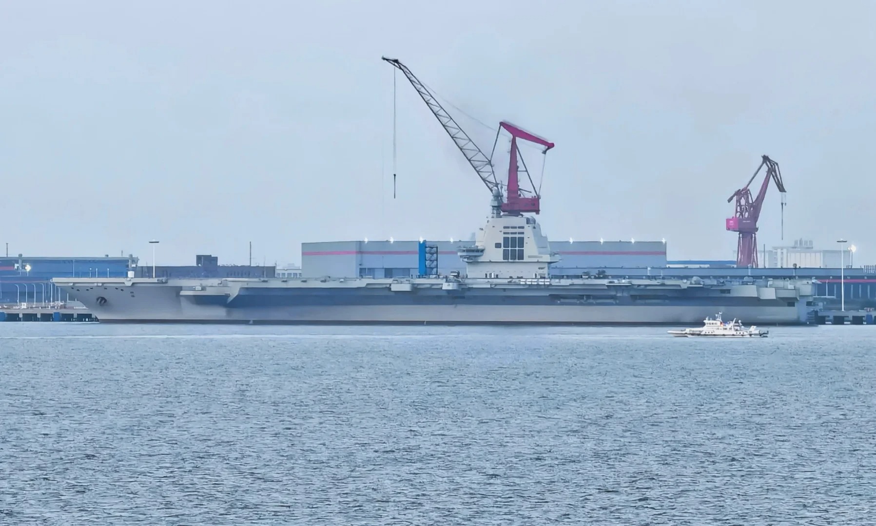 今天，五一，福建舰终于开始海试了！