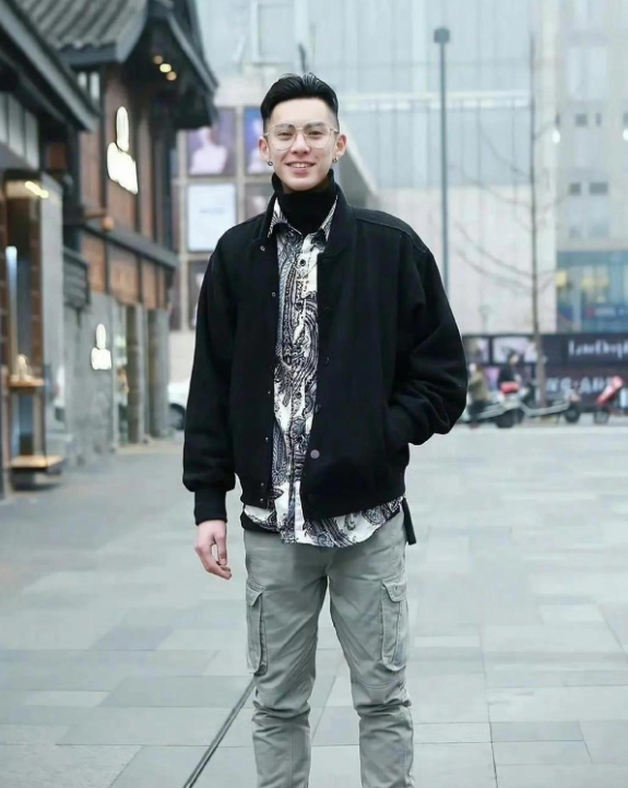 肖战和王鹤棣没有爆火前的照片

在肖战和王鹤棣未爆火前，他们各自默默努力的照片在