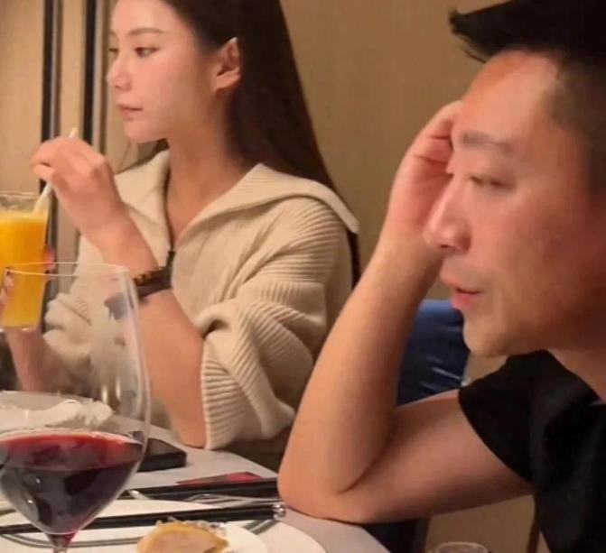 汪小菲真是口才一流，为员工考虑，早点回去休息，明早还要上班。
 
直播喝歌的时候