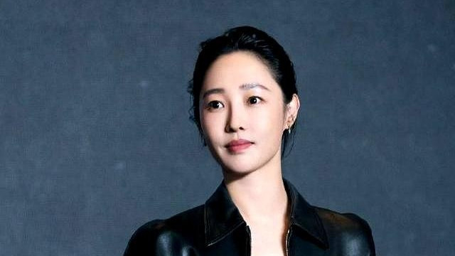 白百何，这个名字曾经是“国民媳妇”的代名词，如今再度闪耀荧屏。她经历了什么？又是如何做到涅槃重生的？