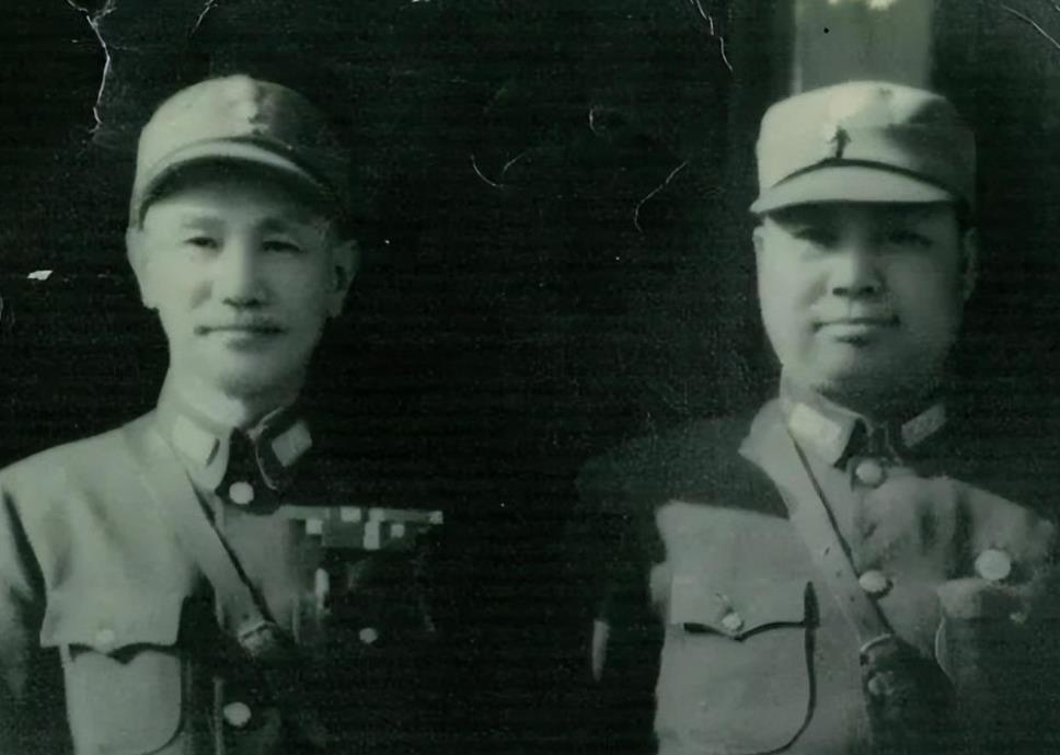 1947年5月，整编74师在孟良崮覆没。暴跳如雷的蒋介石在南京召开军事检讨会，处