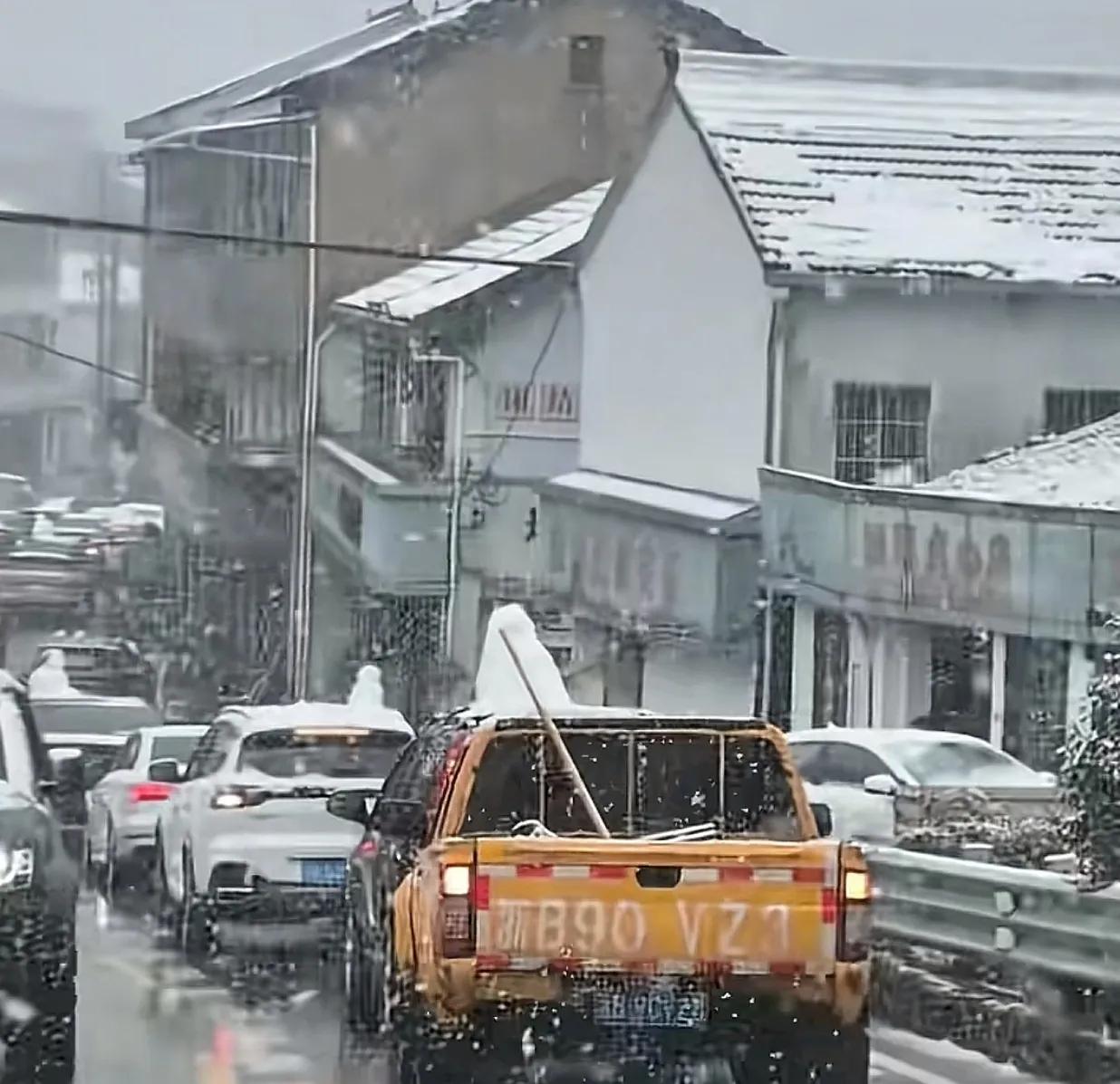 哇塞！为了看个雪，居然有人被骂还被堵在山上下不来？据说是因为有大人物要来赏雪，所
