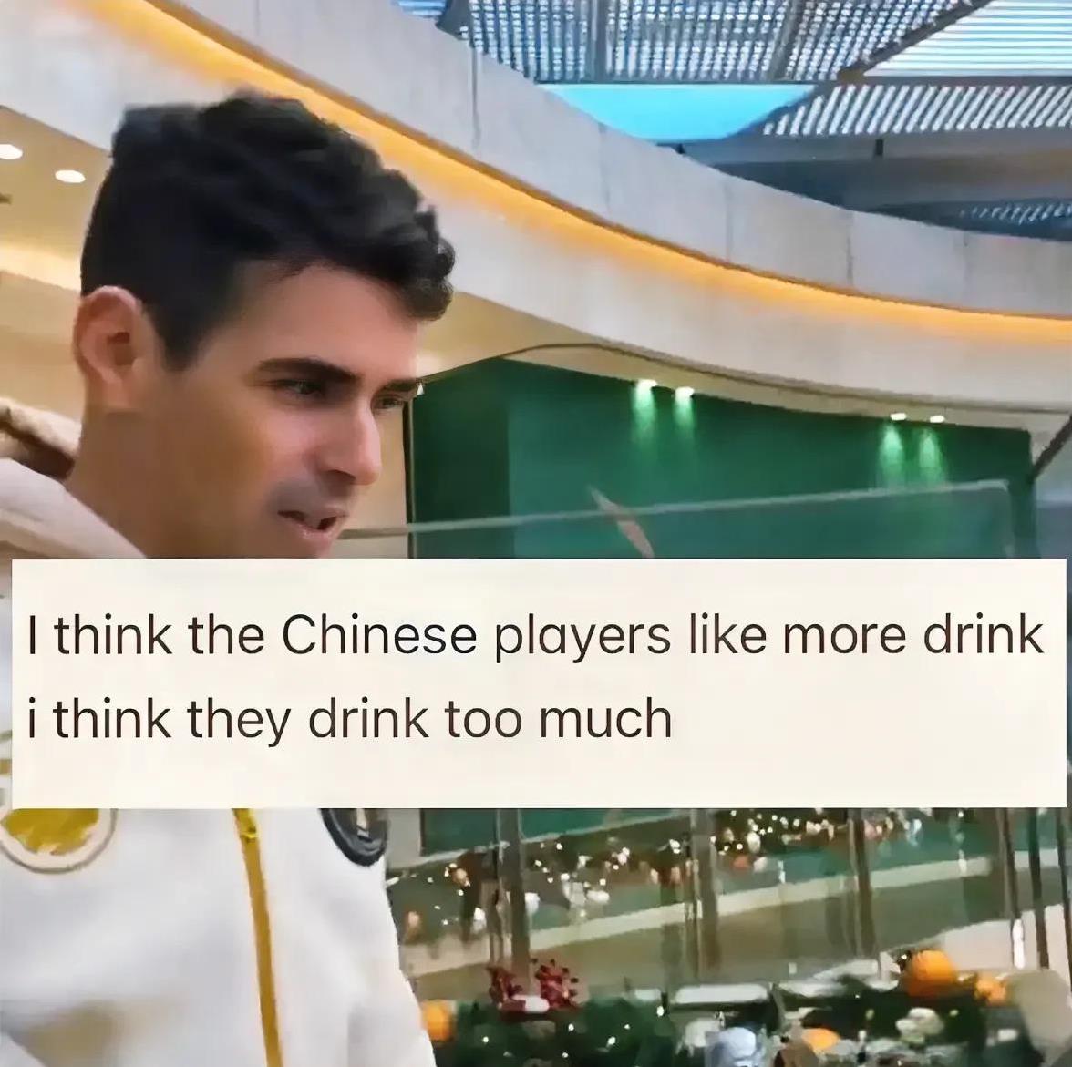 奥斯卡已经离开中超联赛了，然而他近日却说出了这样的话“中国球员太爱喝酒了……”